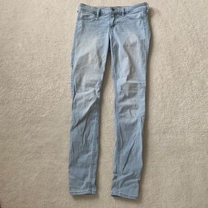 Hollister light wash skinny jeans 💙🦋